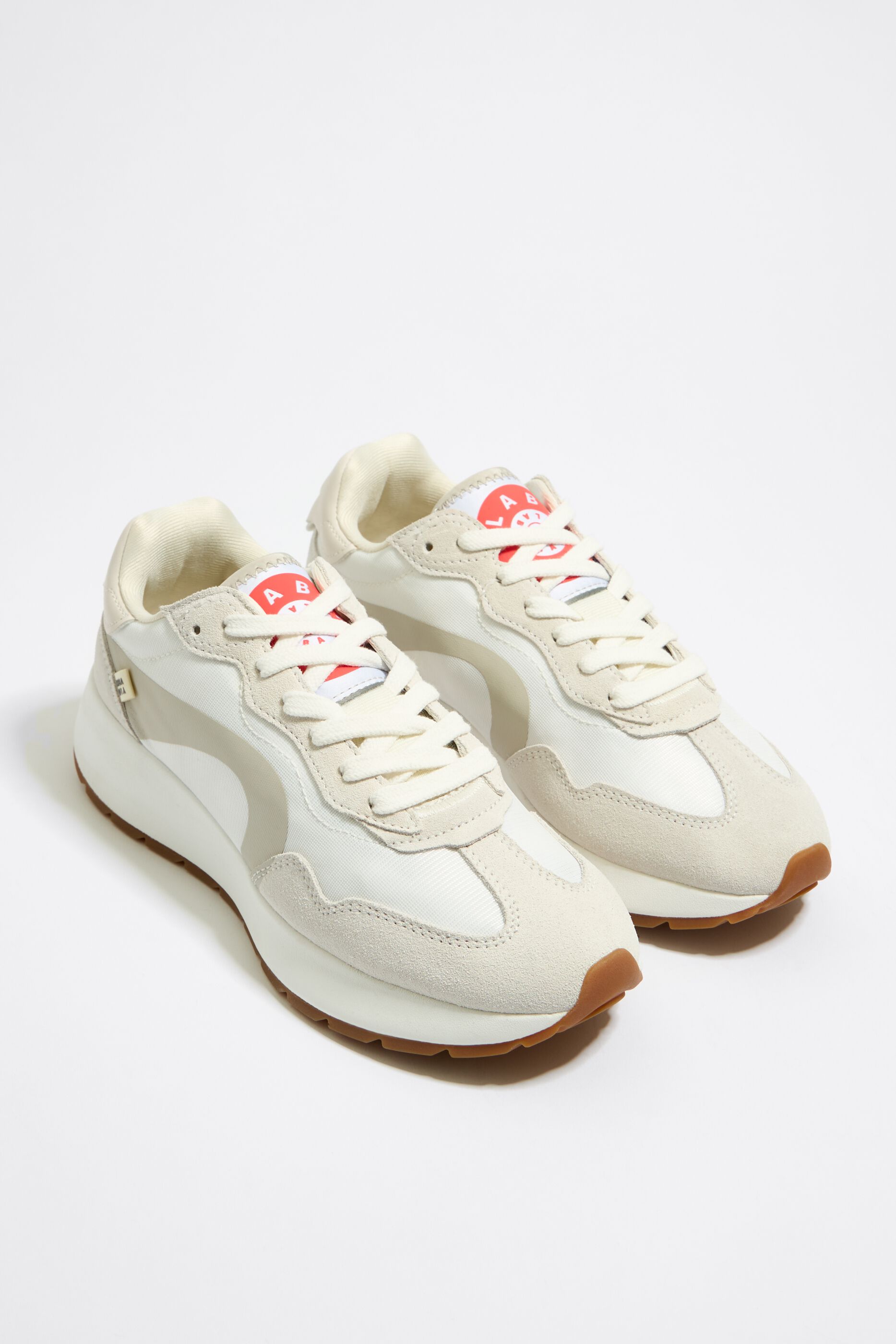 White lifestyle outlet sneakers