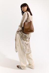Medium oak leather Carlino bag