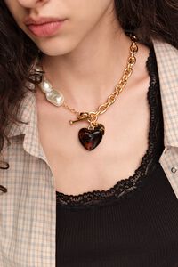 Chain and pearl necklace with amber resin heart