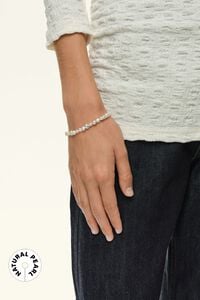 Natural pearl bracelet with oval logo