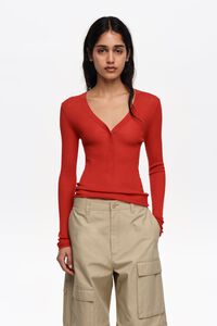 Red fitted ribbed sweater
