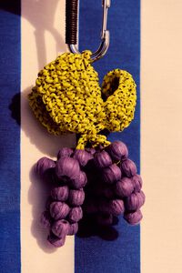 Raffia-effect key ring with grapes rope