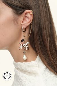 Chain hoop earring with natural pearls and enamelled horse