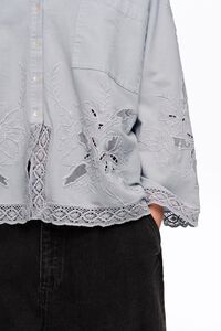 Straight-fit light blue shirt with embroidery