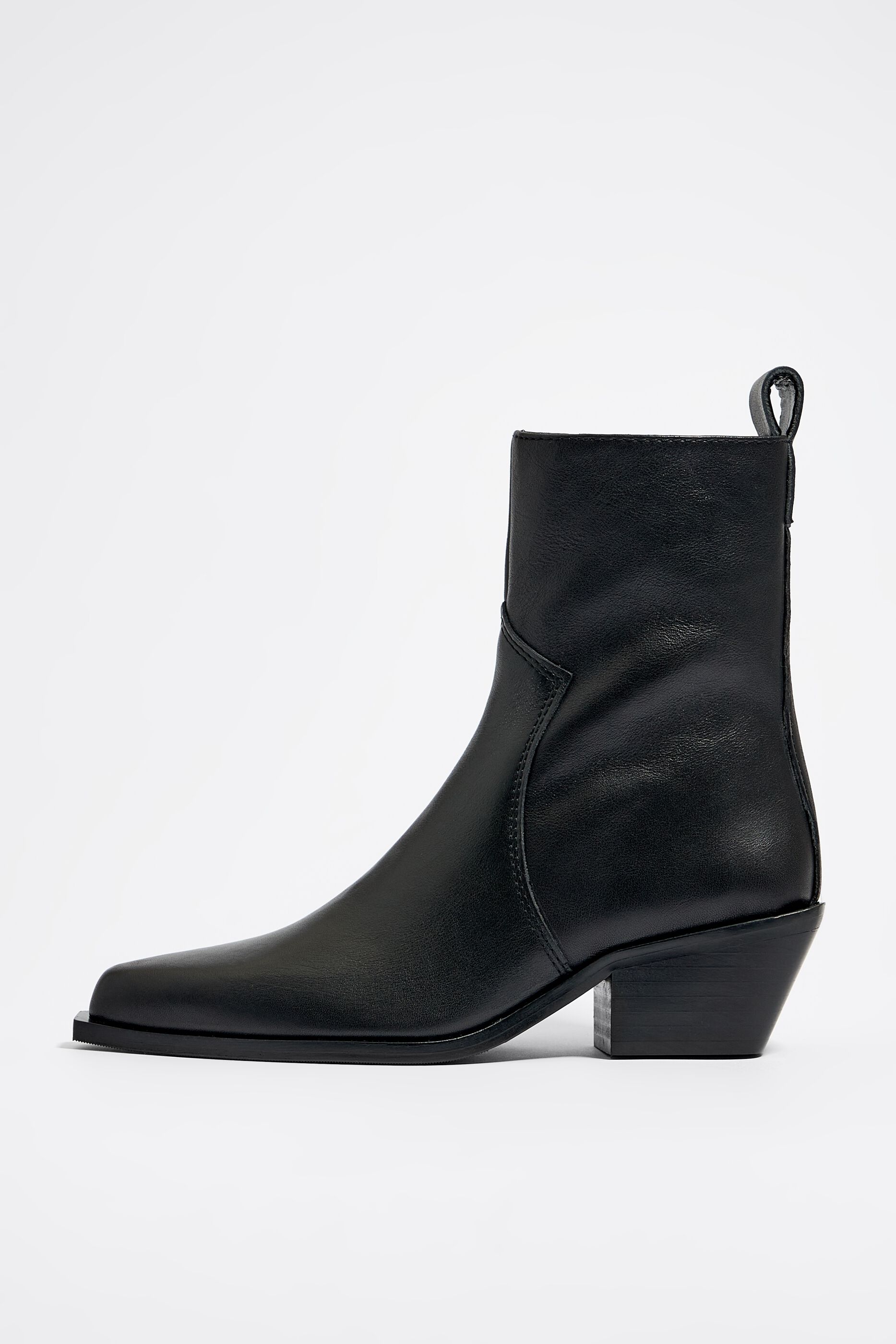 Matte black boots store