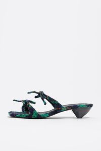 Low heeled sandal with ties
