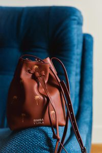 Small Palms walnut leather Carlino bucket bag