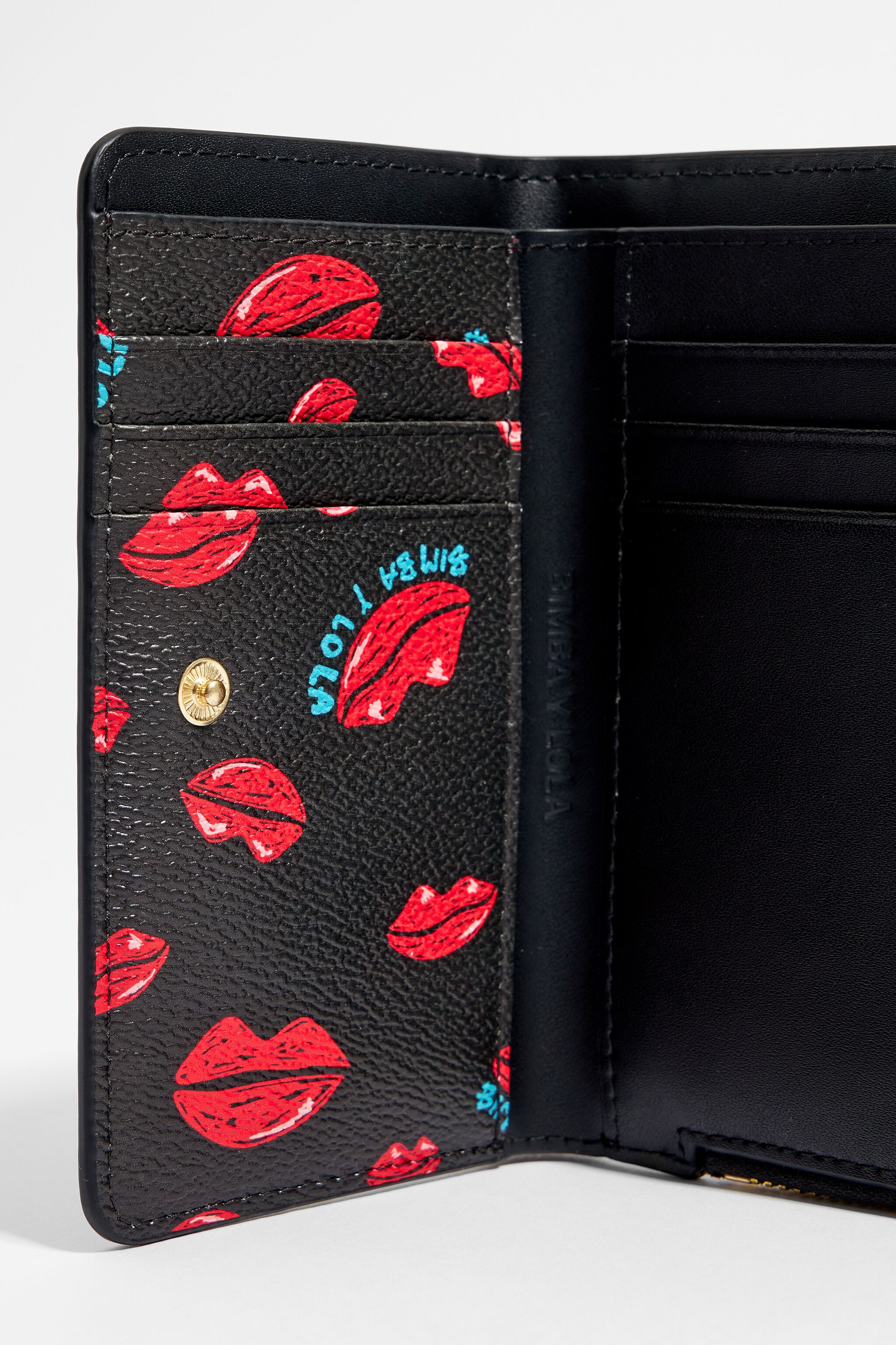 Red hotsell lips purse