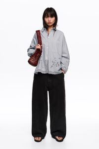 Straight-fit light blue shirt with embroidery