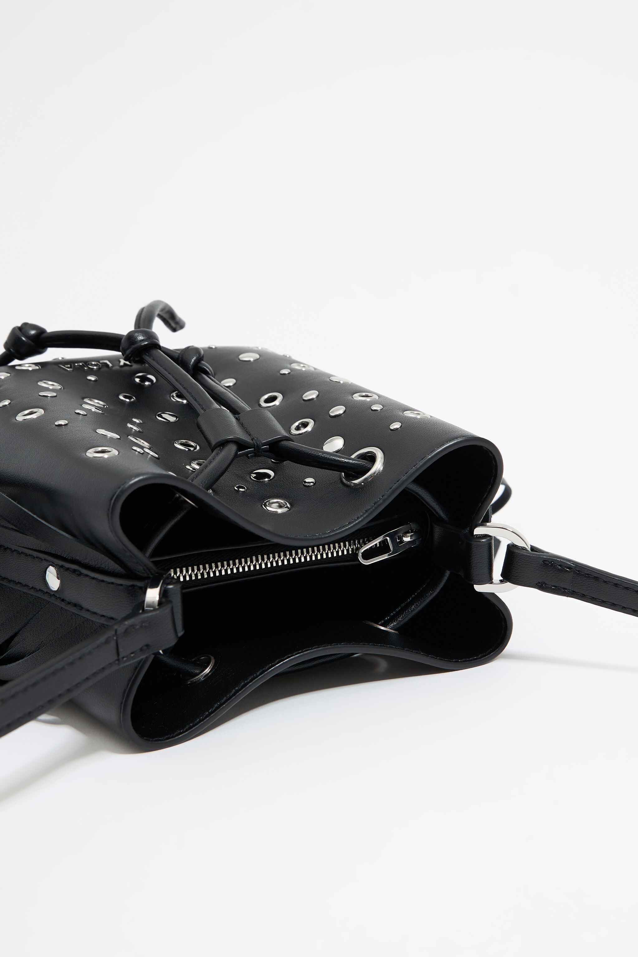 ショルダーバッグ・ポシェット ^LEATHERY^ Two-way chain bucket bag mini BLACK LRBG3403BK Bucket Bag with Zipper for Women, Woven Vegan Leather Bag