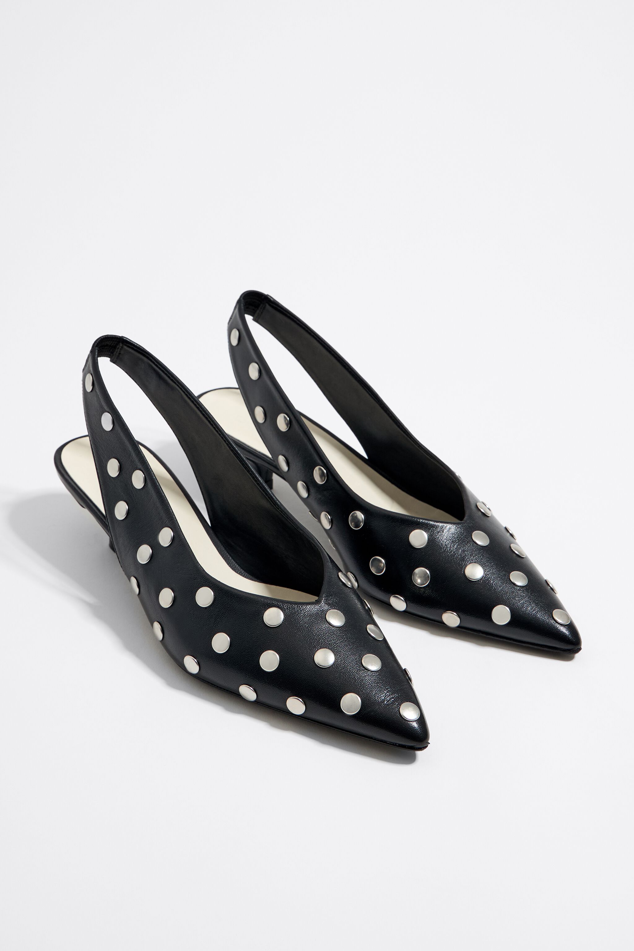 Pumps black and white sales